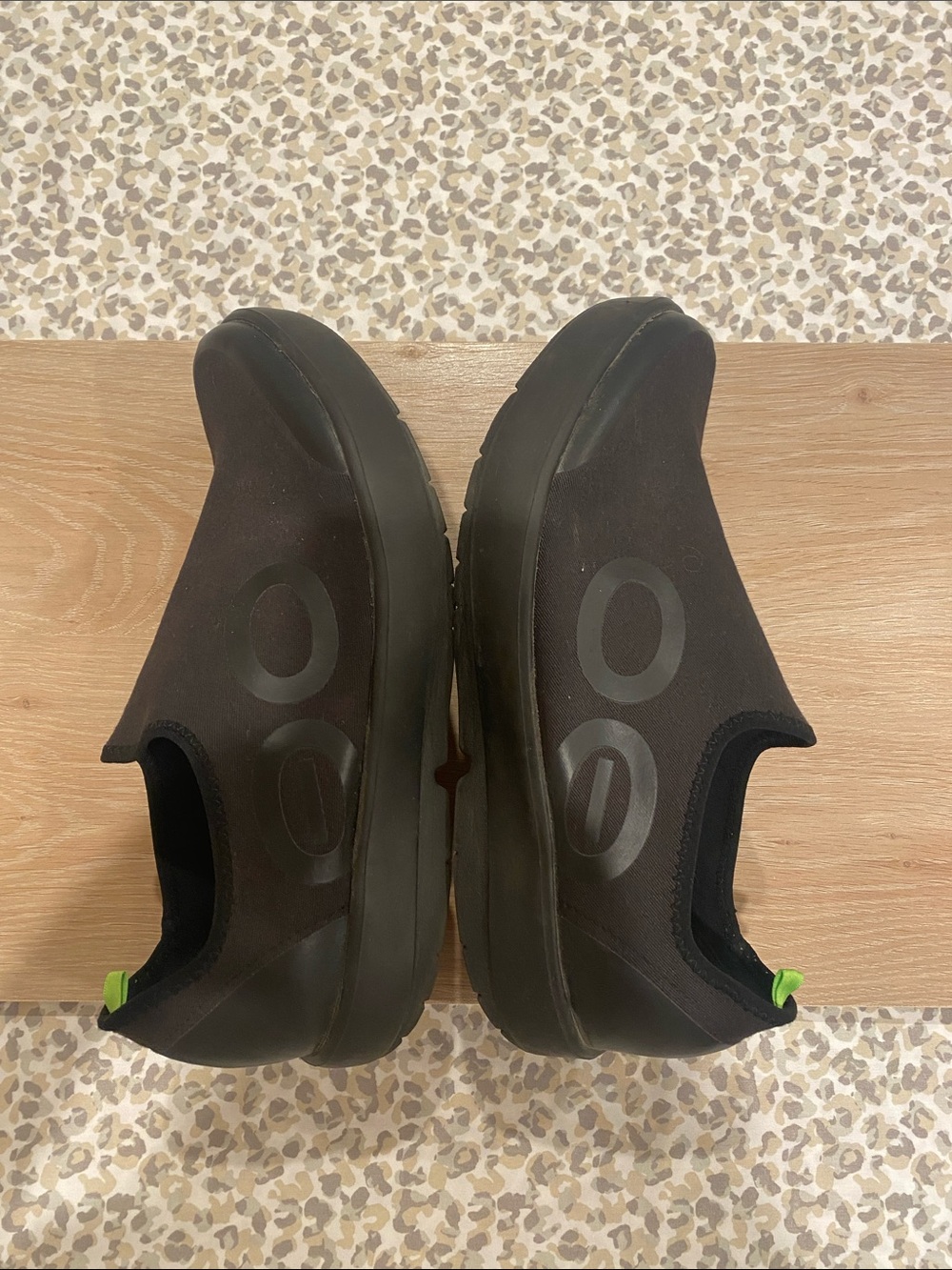 OOFOS Men’s Size 10.5 Black Slip-On Comfort Loafers with Green Accents - Picture 6 of 8